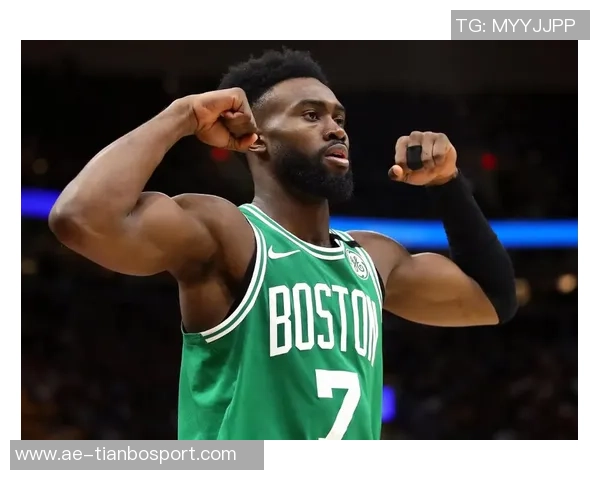 杰伦布朗表现平平18投9中贡献26分8篮板4助攻2抢断罚球命中率尚可